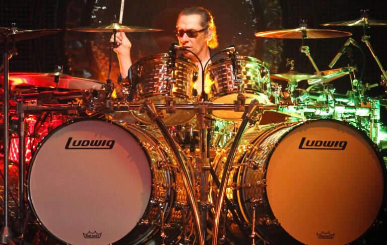 ALEX VAN HALEN Details New Project With STEVE LUKATHER Built From Unreleased EDDIE Material