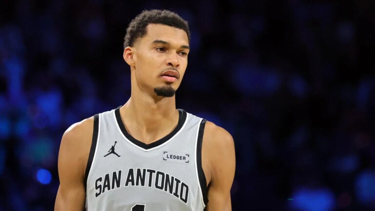 Victor Wembanyama leaves game against Knicks with apparent leg injury