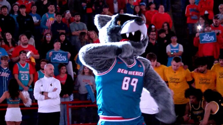 Lobos win 20th consecutive in the Pit