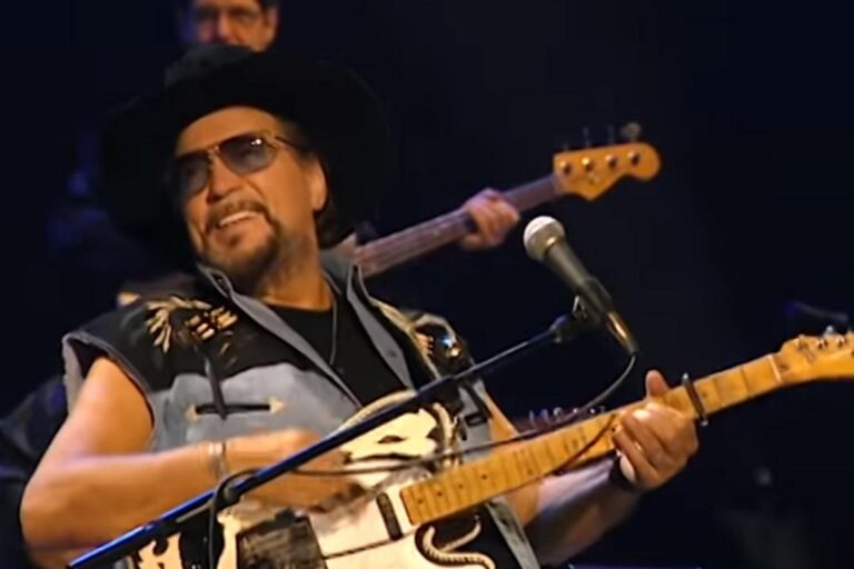 Remember When Waylon Jennings Gave His Final Performance?