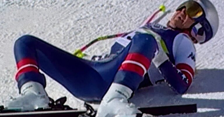 Lindsey Vonn crashes and is airlifted from course