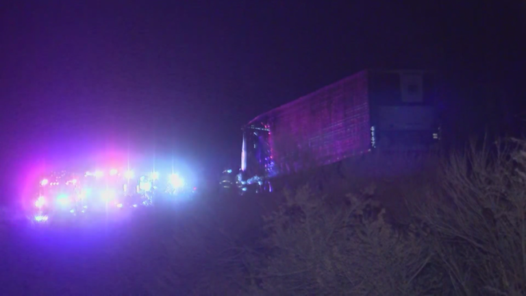 Multi-vehicle crash causes closure on I-40 west of Albuquerque