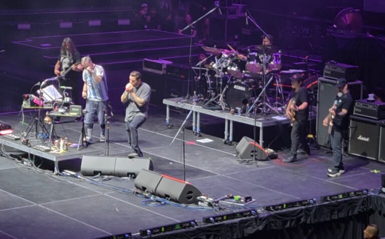 MR. BUNGLE Welcomes M. SHADOWS On Stage For “Retrovertigo” In Buenos Aires