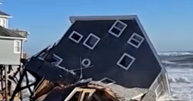 North Carolina house collapses amid high tide