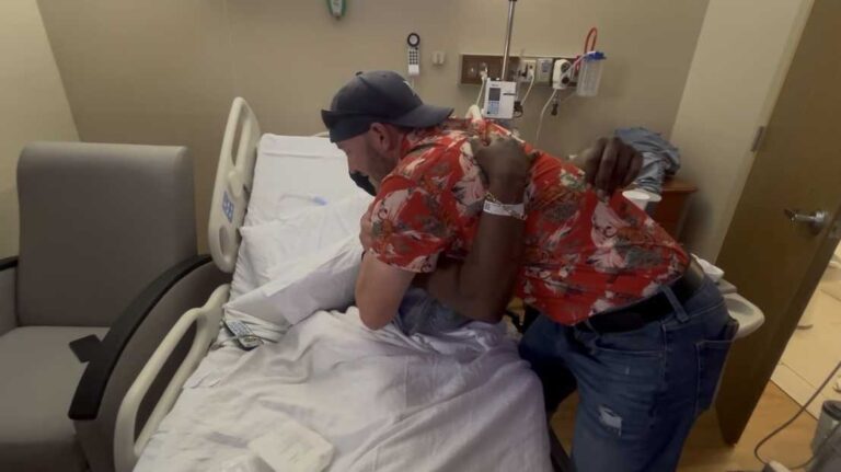 Emotional reunion after Florida man rescues a mother, 3 children from canal