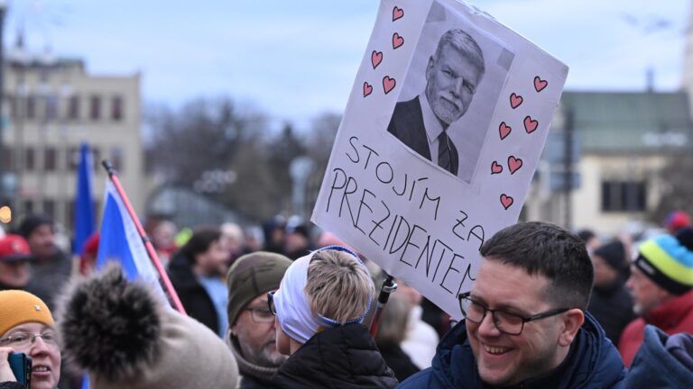 Thousands of Czechs rally in support of President Pavel in his dispute with foreign minister