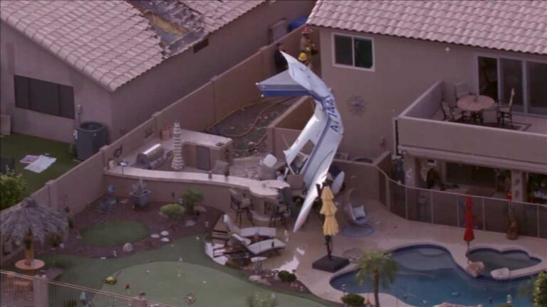 Small plane crashes into backyard of Phoenix home, injuring 3