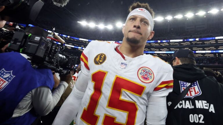 Patrick Mahomes shows rehab progress, throws in new video