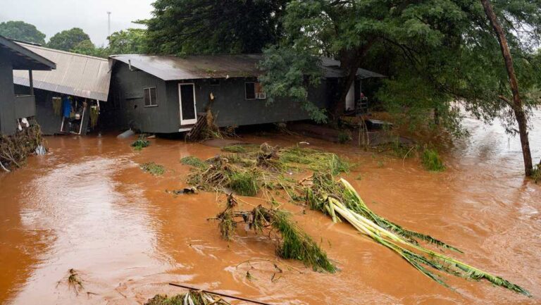 Oahu floods threaten Wahiawa dam evacuations under way