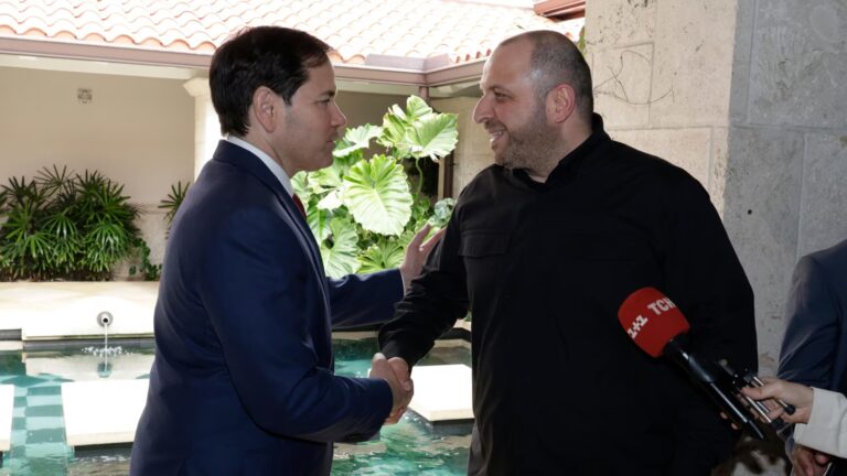 Russian strike on Zaporizhzhia kills 2 as Ukraine seeks to move forward peace talks