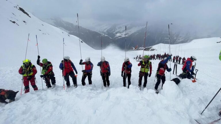 A deadly South Tyrol avalanche kills 2 skiers, trapping 25 near the Austria border
